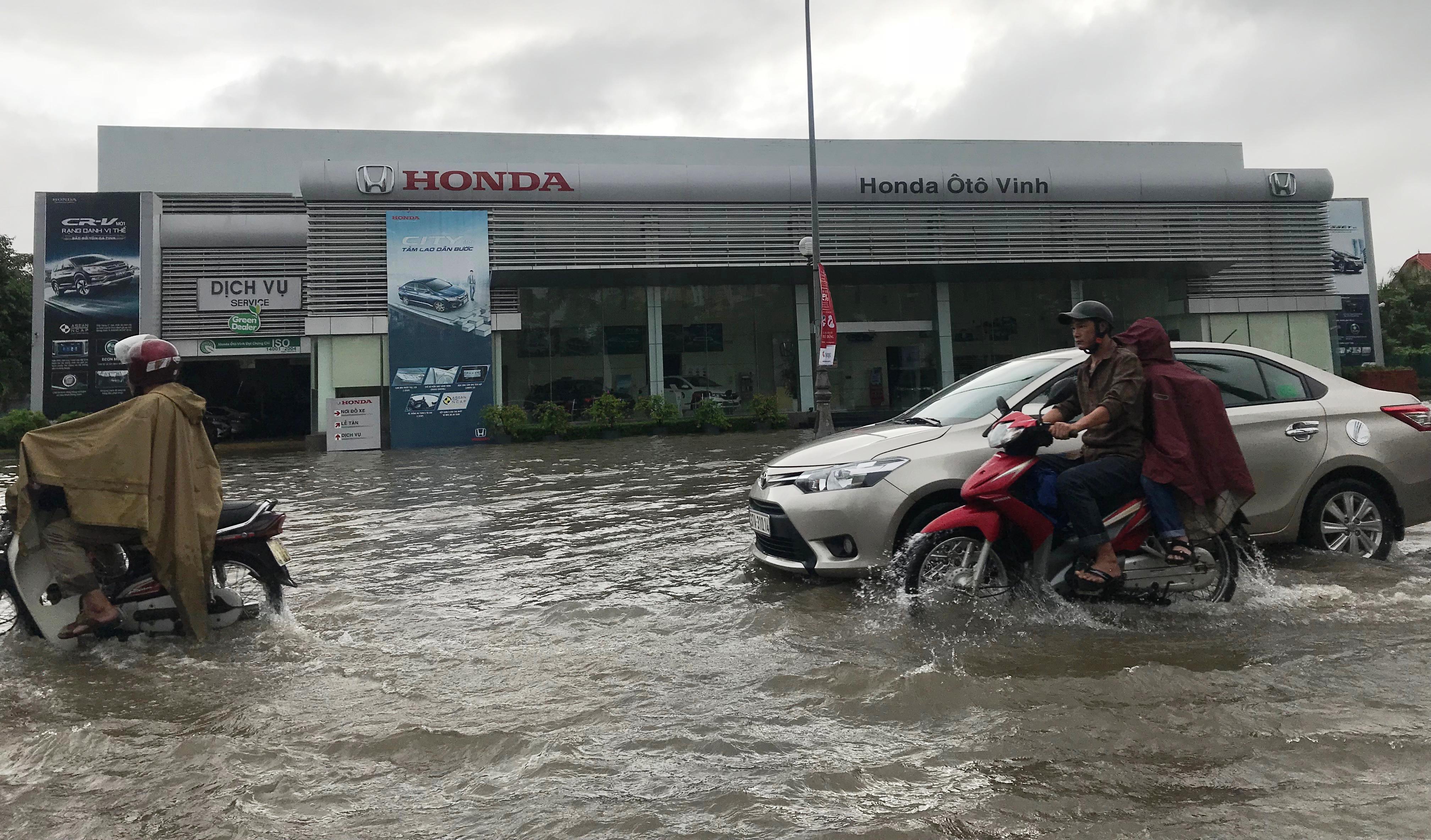 Thành phố Vinh mưa ngập, học sinh được nghỉ học